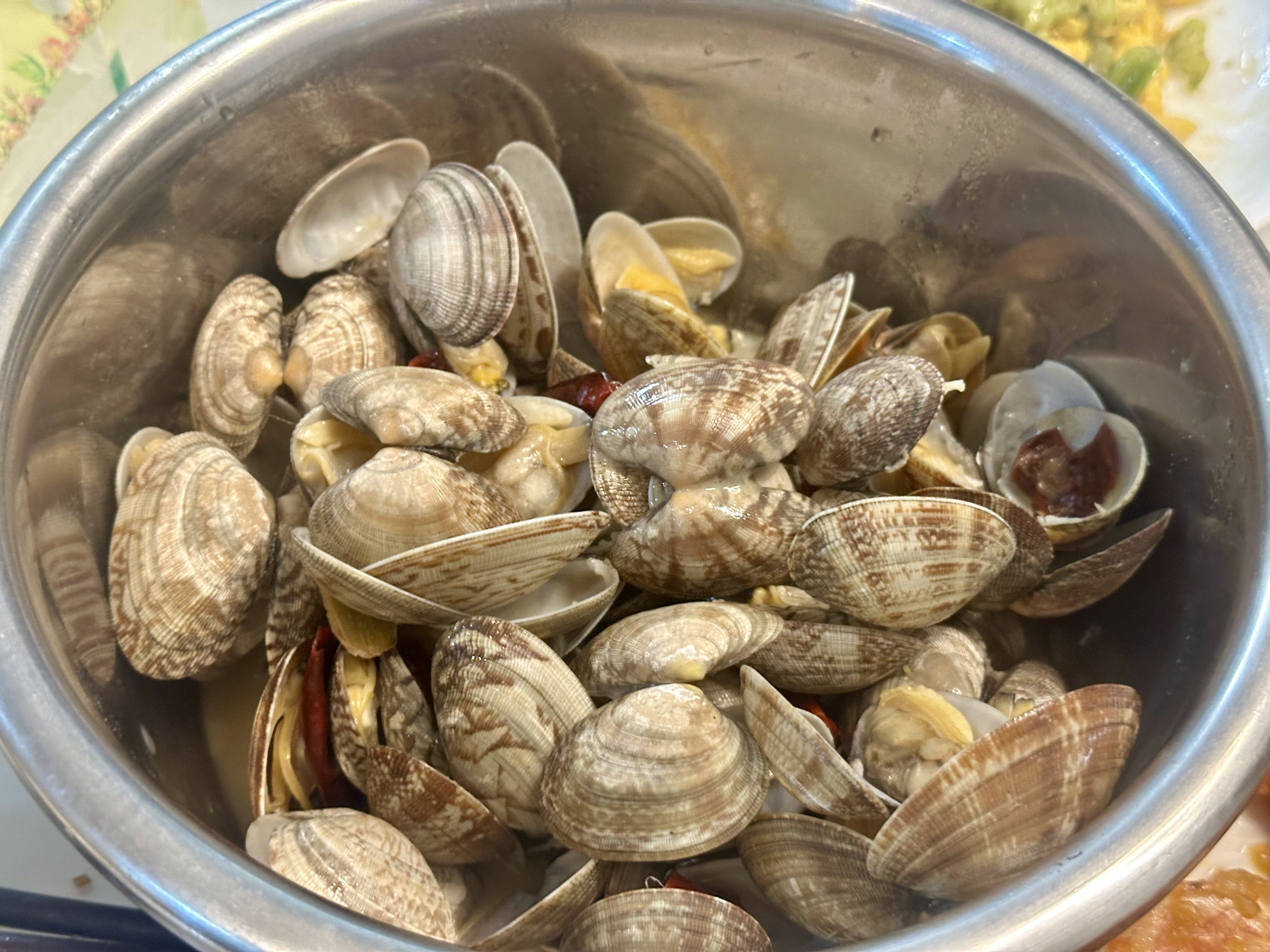 Stir-fried clams