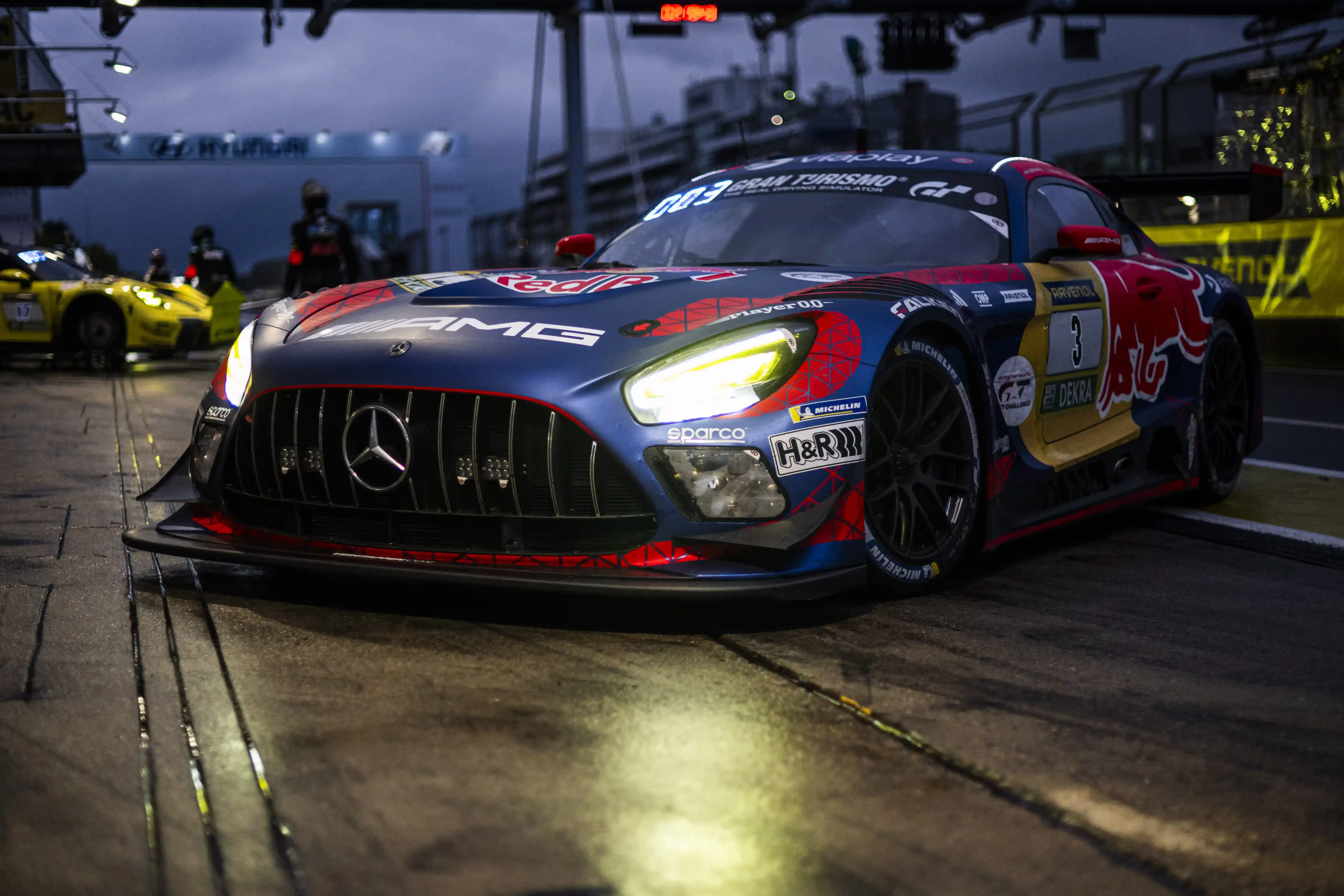 3 号红牛涂装奔驰 AMG GT3 赛车在维修区待命