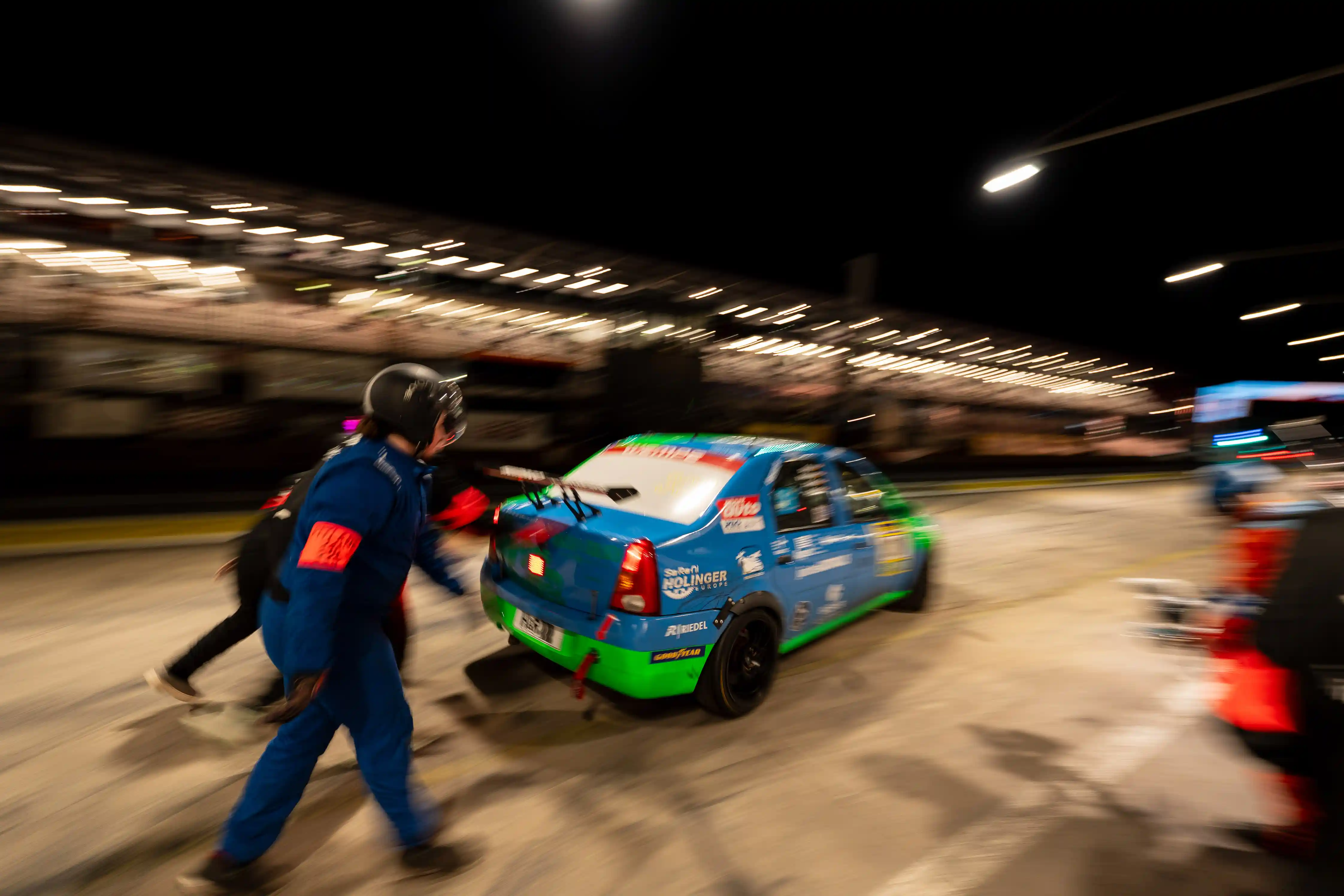 300号Dacia Logan深夜进站，crew成员在模糊的动态中奔跑