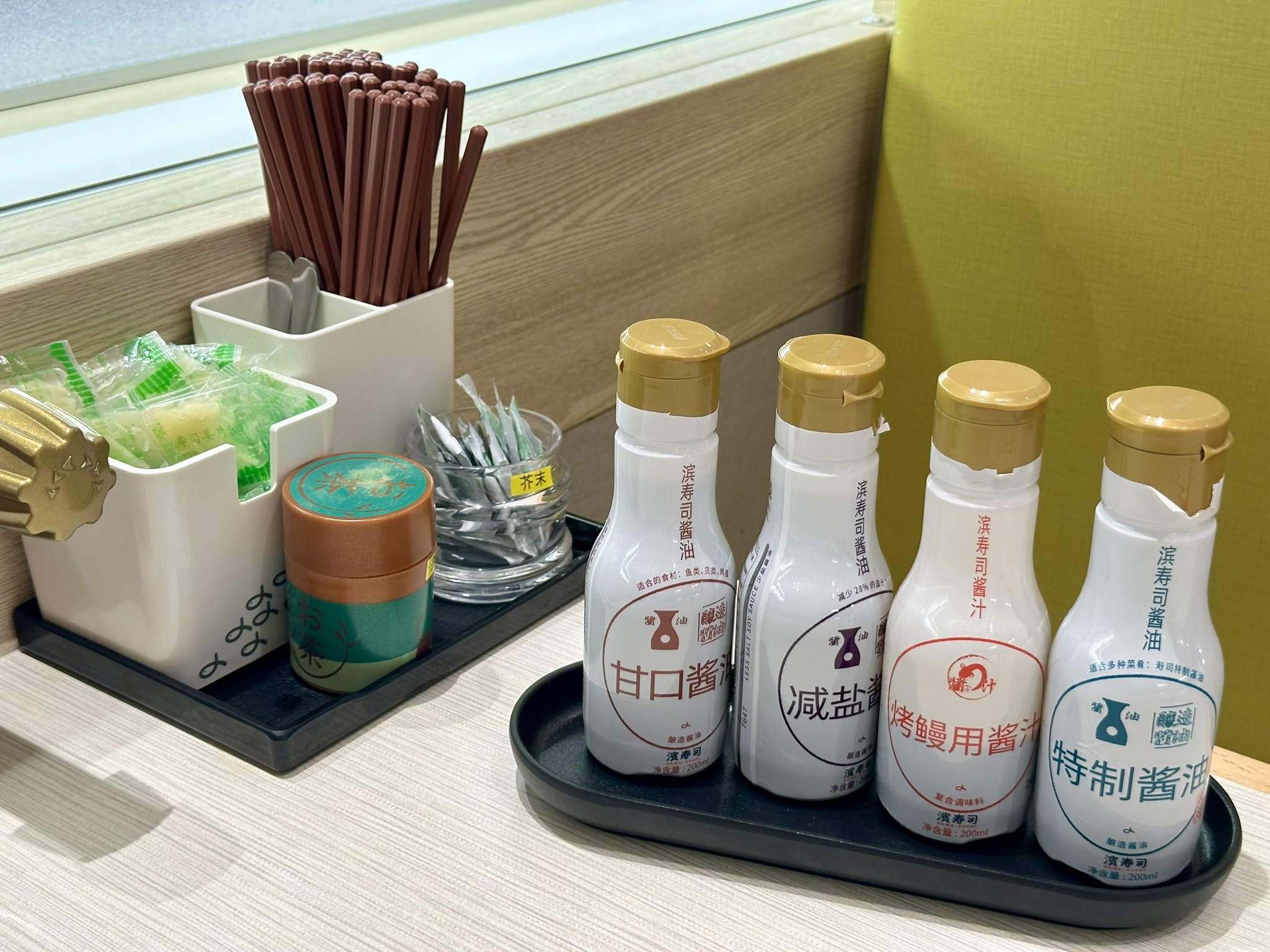 桌边的酱油和调味瓶